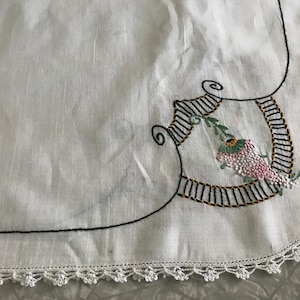 Tovaglia con motivo floreale e nero ricamato in cotone vintage con cartoncino con bordo all'uncinetto, tavolo, topper per tea party per bambini - 32"