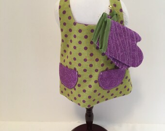 DA25- 18' doll apron for Maplelea and American Girl - purple polka dot patterned apron with matching set of quilted oven mitts