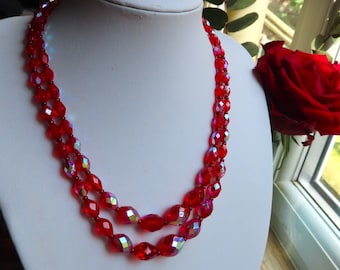 Collier vintage des années 1950 à 2 rangs de perles de verre aurore boréale rouge