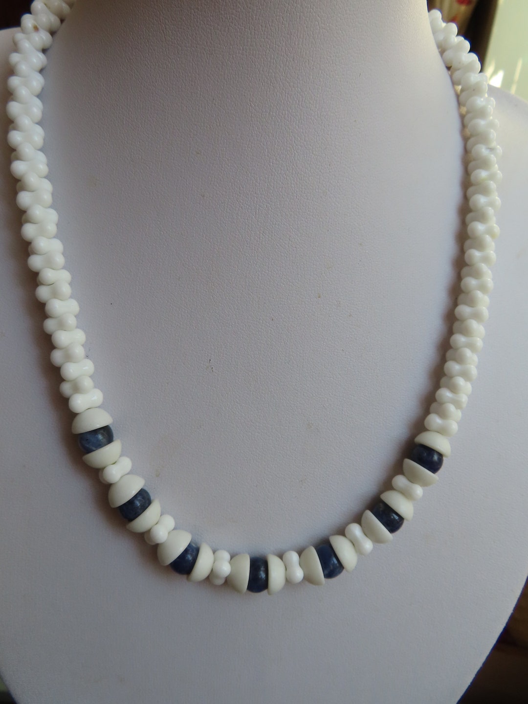 Collier Vintage Années 60 En Pâte De Verre Blanc Avec 5 Fleurs – Rétro Et Charmant