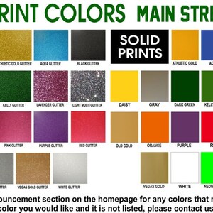 Op de afbeelding: Een tabel met vinyl printkleuren voor kleding. De tabel is verdeeld in twee secties: Glitter Prints en Solid Prints. Elke sectie toont een verscheidenheid aan kleuren, waaronder atletiekgoud, aqua, zwart, confetti, smaragd, kelly, lavendel, licht multi, marine, oranje, roze, paars, rood, koninklijk blauw, teal, zilver, Vegas goud, wit, neon groen en neon roze.