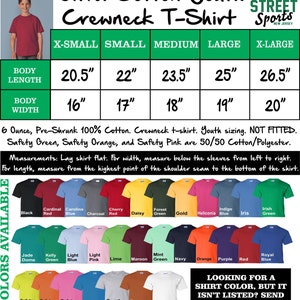 Op de afbeelding: Een maattabel voor kinder-crewneck t-shirts van ultra katoen. De tabel toont de lichaamslengte- en breedtemaat in inches voor maten X-Small tot X-Large. De tabel bevat ook informatie over de stofsamenstelling en wasinstructies. De t-shirts zijn verkrijgbaar in verschillende kleuren.
