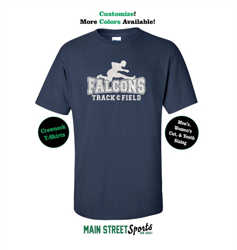 Op de afbeelding: Donkerblauw T-shirt met een witte afbeelding van een hardloper en de tekst "FALCONS TRACK & FIELD".