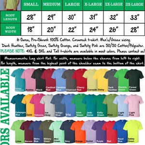 Op de afbeelding: Een maattabel voor een heren crewneck t-shirt van ultra katoen. De tabel toont de lichaamslengte en -breedte in inches voor maten small tot 3X-large. De tabel bevat ook een lijst met beschikbare kleuren voor het t-shirt.