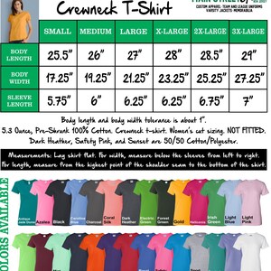 Op de afbeelding: Een maattabel voor een zwaar katoenen T-shirt met ronde hals. De tabel toont de lichaamslengte, de lichaamsbreedte en de mouwlengte in inches voor maten small tot 3X-large. De tabel bevat ook informatie over het gewicht van de stof, het materiaal en de pasvorm. De tekst "Op zoek naar een shirtkleur die niet is vermeld? Stuur ons een bericht!" staat onderaan de tabel.