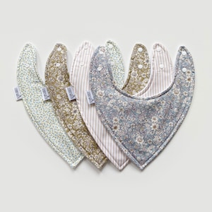 Bavoir bandana au choix, bavoir dribble confortable avec col bébé fait main, bleus verts, bébé fille, cadeau, tissu floral, occasion spéciale