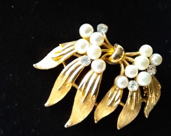 Vintage LISNER Brooch: Goldtone Leaf, Faux Pearl & Rhinestone Design