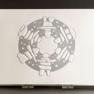Carte de Noël en argent. Carte pour les fêtes de fin d'année. Carte de Noël moderne. Carte de danse inukshuk argentée. Jeu de 6 ou carte unique. Blanc à l'intérieur.