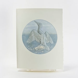 Carte oiseau cormoran. Carte de correspondance oiseau typographique. En relief. Carte unique. Blanc à l'intérieur.