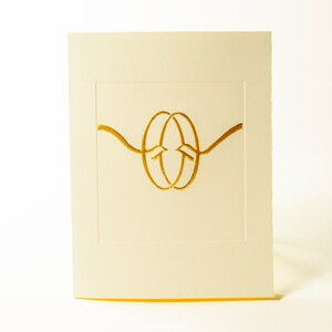 Carte de bagues en or. Carte de fiançailles. Carte de la Saint-Valentin. Carte d'anniversaire. Une seule carte. Intérieur vierge.