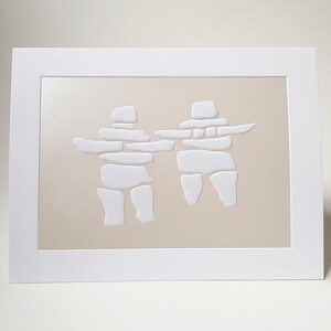 Carte de couple, carte de fiançailles, typographie gaufrée perlée. Carte de paire d'inukshuk. Carte unique. Blanc à l'intérieur.