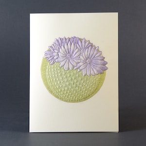 Carte de cactus violet. Carte fleur du désert. Figuier de Barbarie. Jeu de 6 cartes gaufrées ou carte unique. Blanc à l'intérieur.