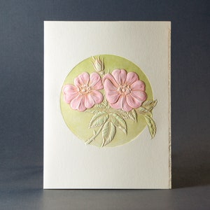 Carte rose sauvage. Carte florale en relief. Jeu de 6 cartes ou carte unique. Blanc à l'intérieur.
