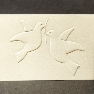8 Cartões de Pombas Apaixonadas. Conjunto de papelaria. Cartões de pombas em relevo. Em branco por dentro.