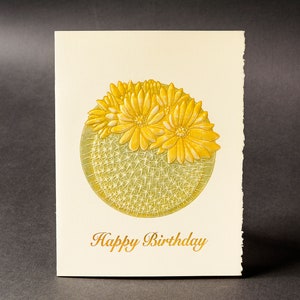 Carte d'anniversaire cactus. Carte d'anniversaire typographique. Carte d'anniversaire en or. Une seule carte. Intérieur vierge.