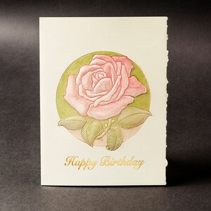 Carte d'anniversaire rose. Carte d'anniversaire typographique. Carte d'anniversaire en or. Une seule carte. Intérieur vierge.