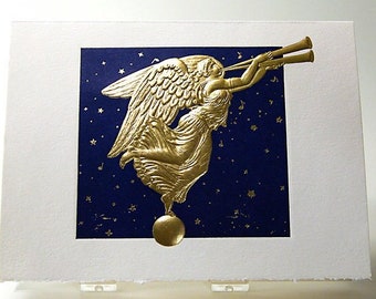 Tarjeta navideña con ángel impresa en tipografía y lámina dorada. Nota de felicitación navideña en relieve (individual o en conjunto), en blanco.