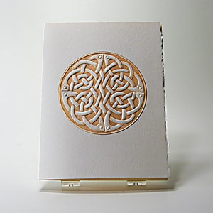 Carte de noeud rond celtique. Carte de noeud d'amour en relief. Jeu de 6 cartes ou carte unique. Blanc à l'intérieur.