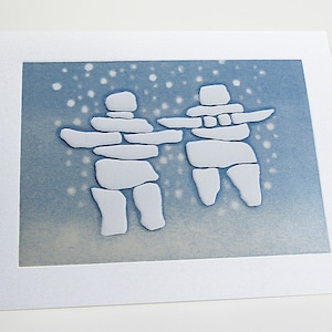 Carte couple inukshuk dans la neige. Carte des fêtes de fin d'année en relief. Carte de Noël canadienne. Paquet de 6 cartes ou carte unique. Blanc à l'intérieur.