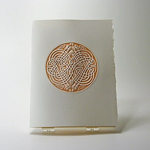 Carte de noeud d'aigle celtique. Typographie. Noeud en relief. Jeu de 6 cartes ou une seule carte. Blanc à l'intérieur.