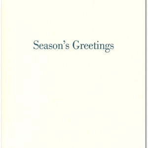 Może przedstawiać: Biała kartka z nadrukiem "Season's Greetings" w ciemnoniebieskim kolorze.