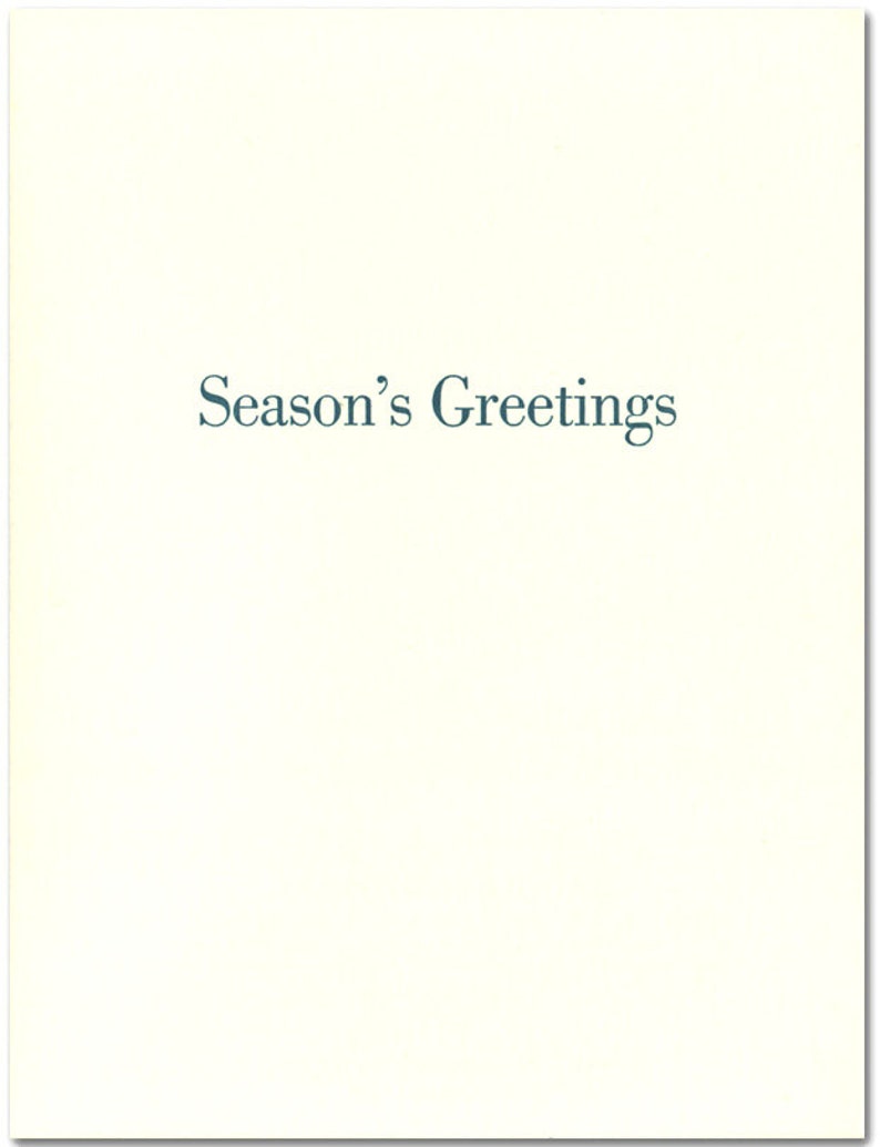 Może przedstawiać: Biała kartka z nadrukiem "Season's Greetings" w ciemnoniebieskim kolorze.
