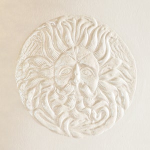 Carte tête de gorgone. Carte tête de méduse. Carte en relief. Carte artistique. Feuille perlée. Carte unique. Blanc à l'intérieur.