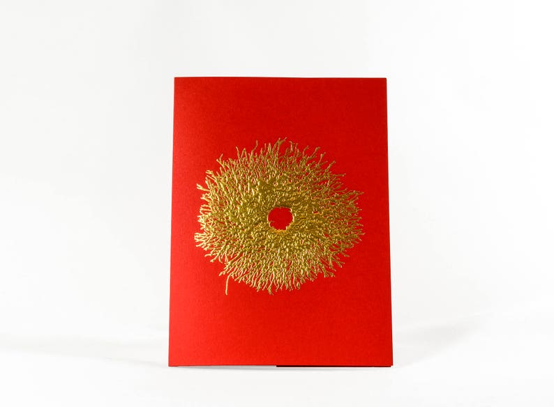 Tarjeta navideña con corona de lámina dorada, papelería navideña hecha a mano, cartulina roja (individual o en juego). imagen 1