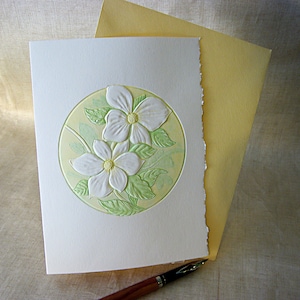Carte typographique cornouiller du Pacifique. Carte de Pâques Carte florale en relief. Jeu de 6 cartes ou carte unique. Blanc à l'intérieur.