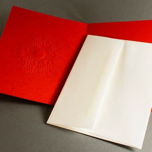 Tarjeta navideña con corona de lámina dorada, papelería navideña hecha a mano, cartulina roja (individual o en juego). imagen 4