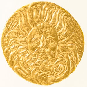 Carte or soleil. Carte fête des pères. Carte pouvoir femme. Carte pour ami. Créature mythique. Tête de méduse. Tête de gorgone. Carte unique. Blanc à l'intérieur.