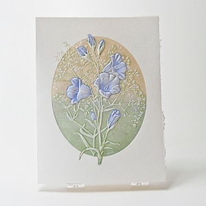 Carte de correspondance en forme de cloche. Carte florale typographique. Carte florale en relief. Une seule carte ou un jeu de 6 cartes. Blanc à l'intérieur.