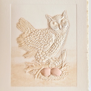 Carte d'anniversaire en relief avec hibou. Grand-duc d'Amérique. Une seule carte. Blanc à l'intérieur.