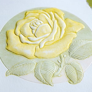 Carte rose jaune. Carte florale typographique. Carte rose en relief. Jeu de 6 cartes ou carte unique. Blanc à l'intérieur.