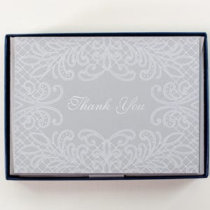 Lot de 10 cartes de remerciement en dentelle gravée Crane & Co avec enveloppes lignées. Papeterie en boîte prête à offrir. Blanc à l'intérieur.