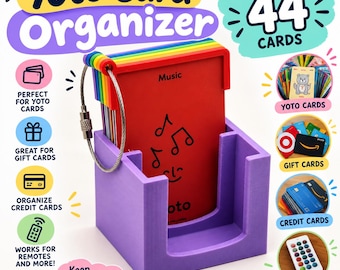 Könnte beinhalten: Ein violetter Kunststoff-Organizer für Yoto-Karten mit einem regenbogenfarbenen Ring, der mehrere Karten hält. Die rote Karte in der Mitte zeigt den Text Music und Notensymbole. Der Organizer ist von Text und kreisförmigen Bildern umgeben, die die Verwendung für Yoto-Karten, Geschenkkarten, Kreditkarten und Fernbedienungen veranschaulichen, mit einer Kapazität von 44 Karten.