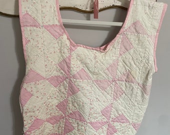 Regata única feita de colcha rosa vintage