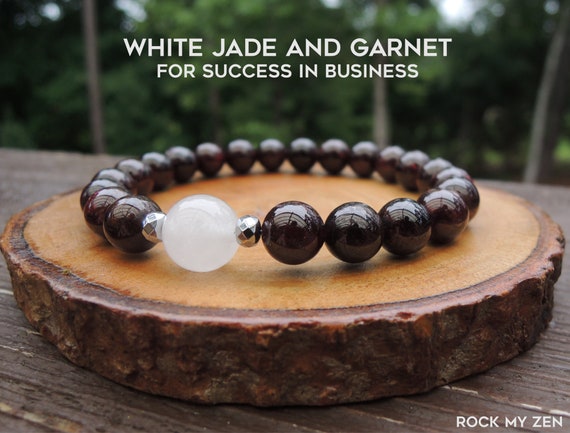 Bracelet de perles élastiques en jade blanc et grenat pour réussir