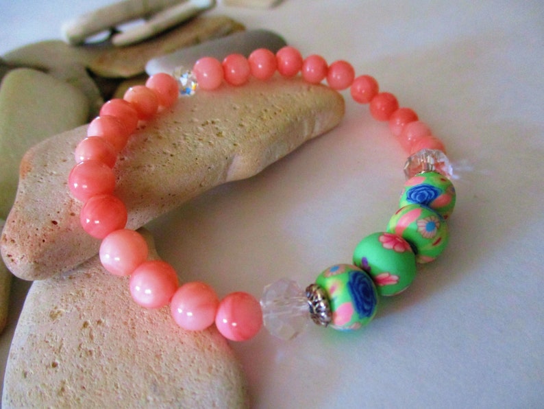 Pulsera de nácar rosa coral / cuentas de arcilla polimérica verde pastel con flores / pulsera elástica / pulsera con cuentas / pulsera rosa imagen 3