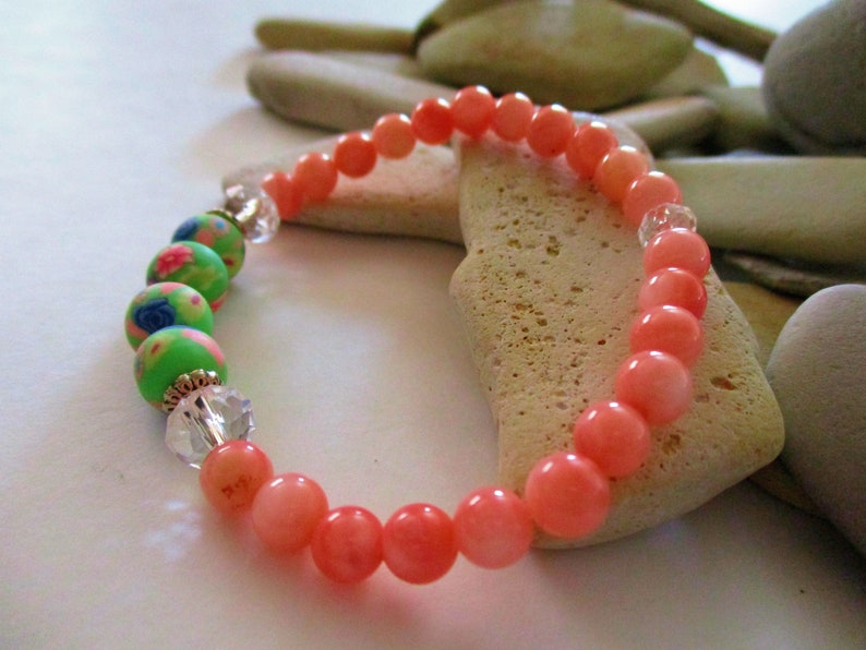 Pulsera de nácar rosa coral / cuentas de arcilla polimérica verde pastel con flores / pulsera elástica / pulsera con cuentas / pulsera rosa imagen 4