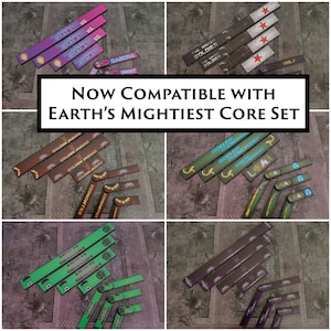 Può includere: Un set di 10 pezzi da gioco rettangolari stampati e colorati con vari nomi e loghi di supereroi. I pezzi sono compatibili con Earth's Mightiest Core Set.