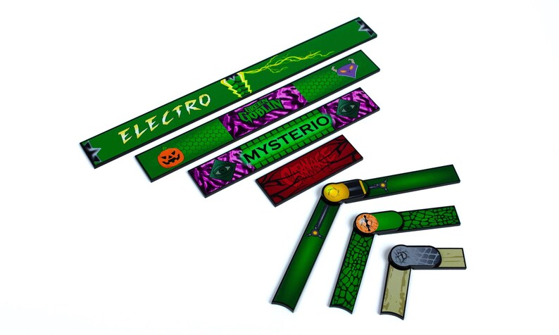 Może przedstawiać: Zielone i fioletowe maty barowe z nazwami postaci "Electro", "Green Goblin" i "Mysterio". Maty mają grafikę, w tym dynię, błyskawice i pajęczynę. Niekt&oacute;re maty są zawiasowe.