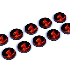 Op de afbeelding: Een verzameling van elf ronde spel fiches. Elk fiches heeft een vurige rode en oranje phoenix ontwerp op een zwarte achtergrond. De fiches zijn gerangschikt op een witte ondergrond.