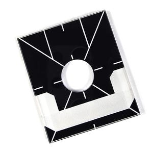 Puede incluir: Un objeto cuadrado en blanco y negro con un agujero circular en el centro. Líneas blancas crean patrones geométricos en la superficie negra. Una sección rectangular blanca está en la parte inferior. El objeto está sobre un fondo blanco.