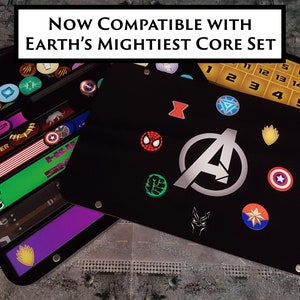 Puede incluir: Una estera de juego de cartas negra con un logotipo de los Vengadores plateado y varios iconos de personajes. La estera es compatible con el set básico de Earth's Mightiest. La estera también incluye una cuadrícula de números del 1 al 16.
