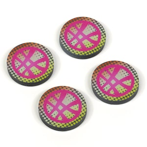 以下が含まれることがあります： 黒い縁取りのある丸いトークンが4つ。各トークンの中央にはピンクと白の幾何学模様があり、黄とオレンジのグラデーションとドットパターンで囲まれています。白い背景に配置されています。