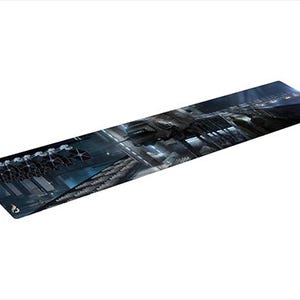 Puede incluir: Una alfombrilla de ratón larga y rectangular con un diseño detallado de paisaje urbano futurista en tonos grises y azules. La imagen representa una compleja red de edificios y estructuras, creando una sensación de profundidad y avance tecnológico.