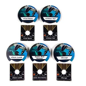 Puede incluir: Conjunto de fichas de juego con nombres de personajes como "Cad Bane", "Viktor Hel", "Nom Lumb", "Outer Rim Hunter" y "Durge". Las fichas circulares presentan un fondo azul y verde con una imagen de nave espacial. También se incluyen fichas cuadradas con los mismos nombres.