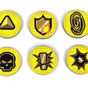 Puede incluir: Seis fichas de juego amarillas con gráficos en negro y dorado. Las fichas presentan un triángulo, un escudo, una espiral, una calavera, un signo de exclamación y un diseño de estrella. Cada ficha tiene un fondo amarillo punteado.