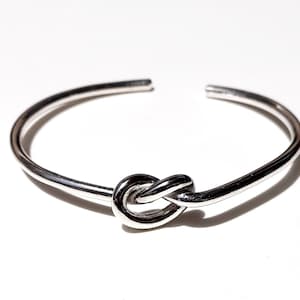 Rigid knot bracelet